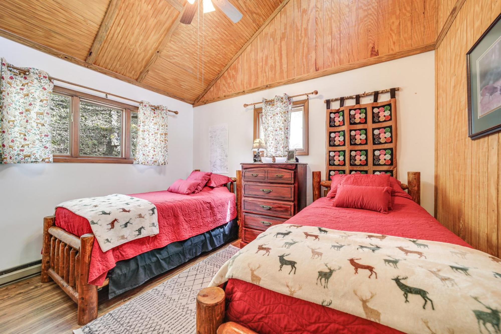 Creekside Whittier Cabin With Fire Pit Near Hiking! Bagian luar foto